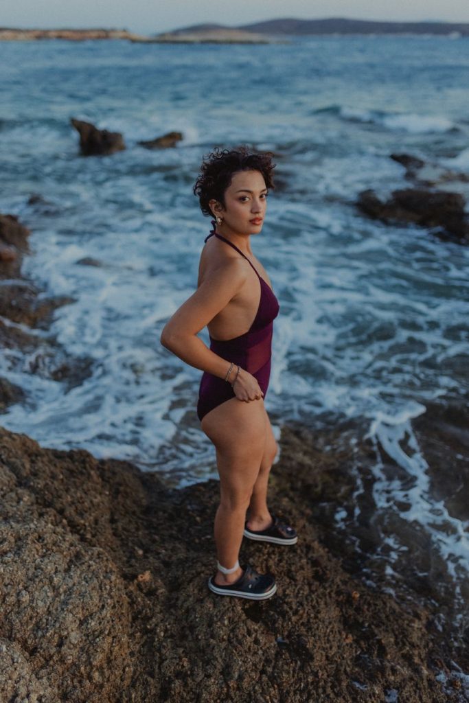 Mujer en bikini junto al agua