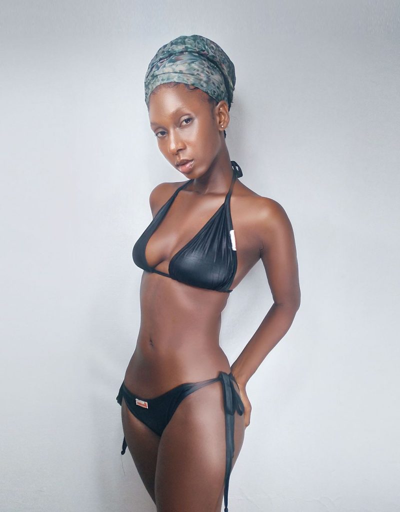 Mujer en bikini junto al agua