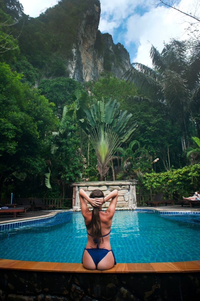 Mujer en bikini junto al agua