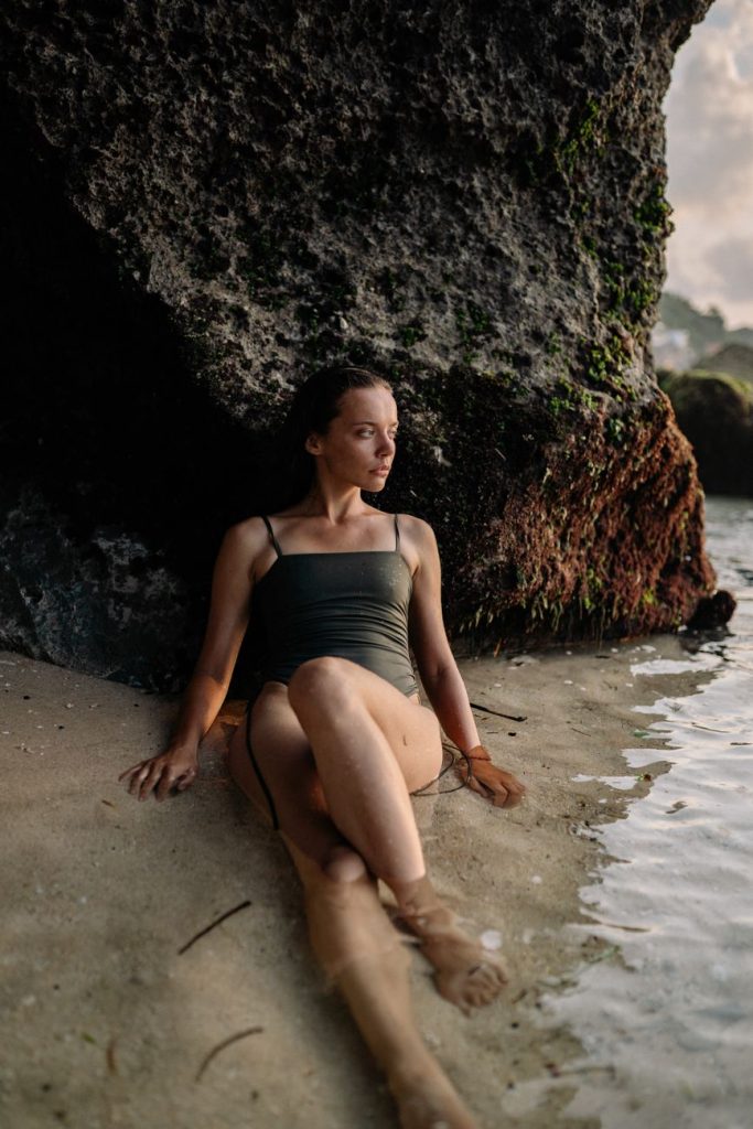 Mujer en bikini junto al agua