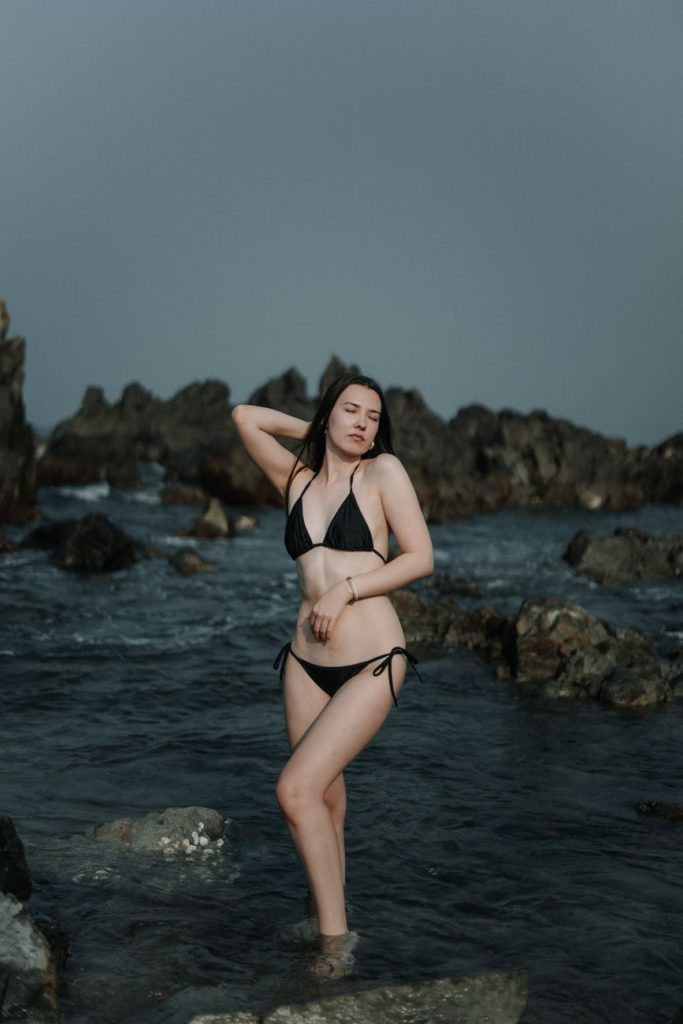 Mujer en bikini junto al agua