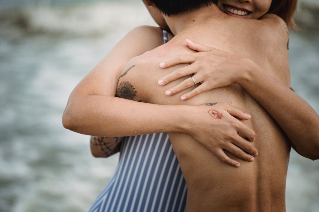 Pareja abrazada