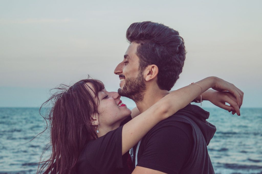 Pareja abrazada