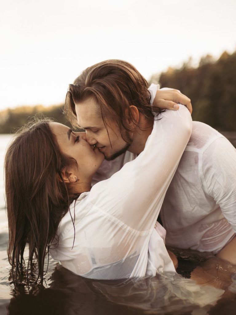 Pareja abrazada