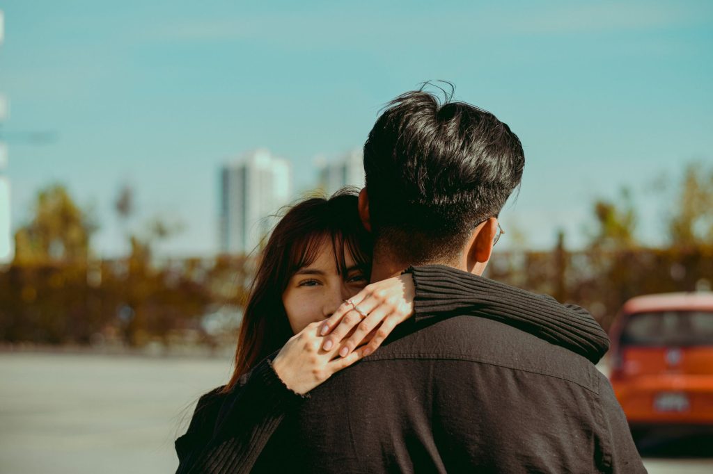 Pareja abrazada