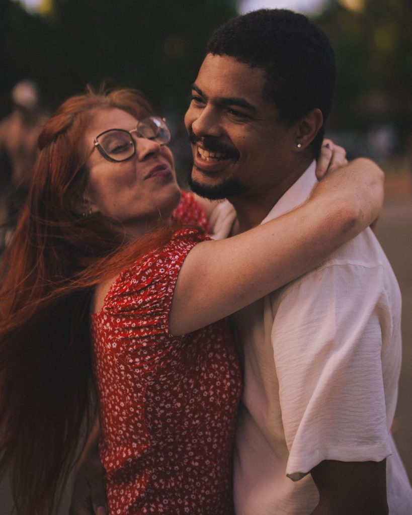 Pareja abrazada