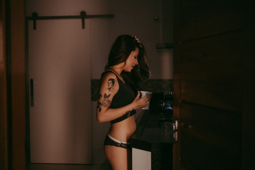 Mujer joven y seductora