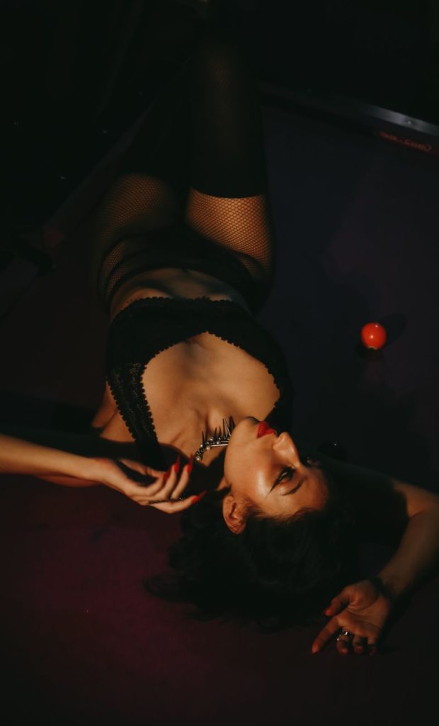 Mujer joven y seductora
